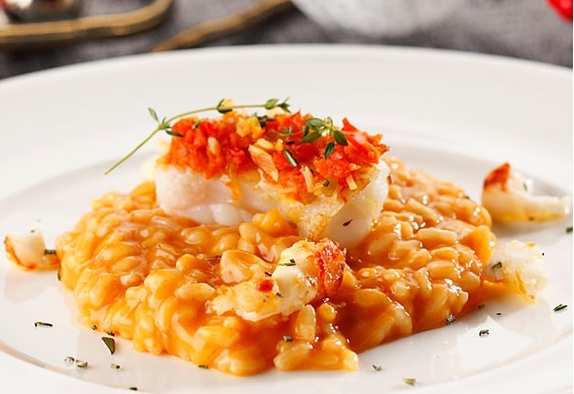 plato la embajada